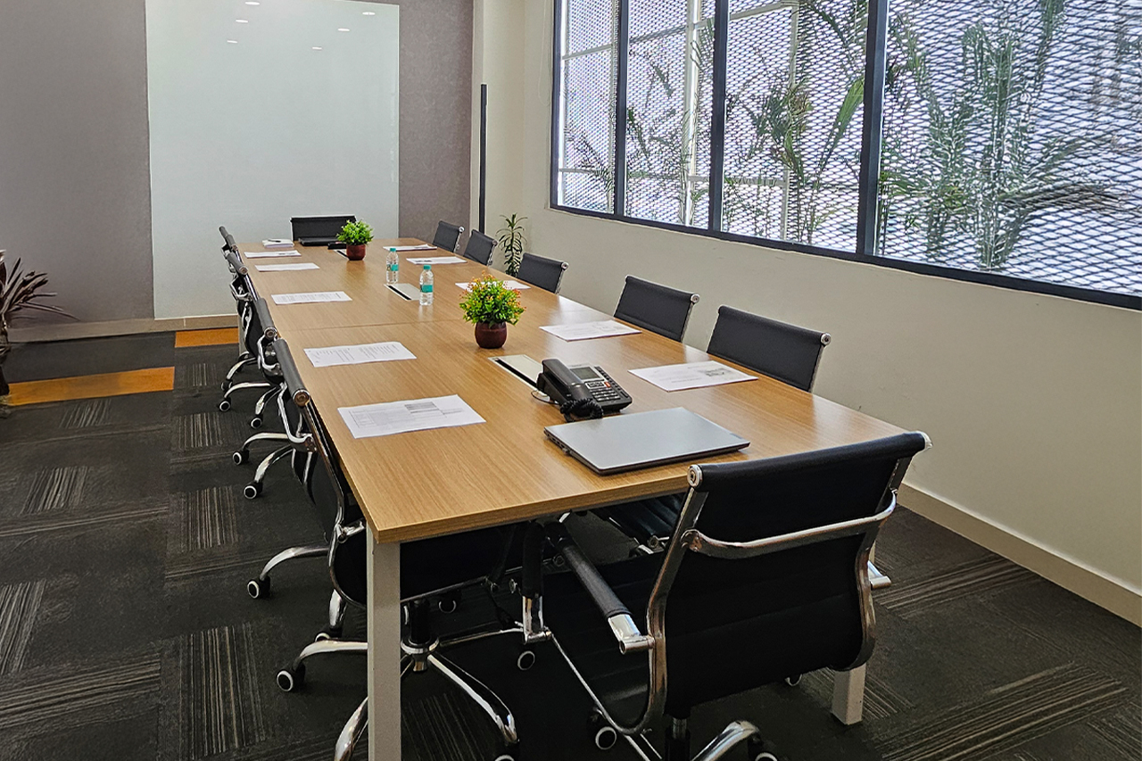 Modern meeting room at Worknomic with collaborative seating
