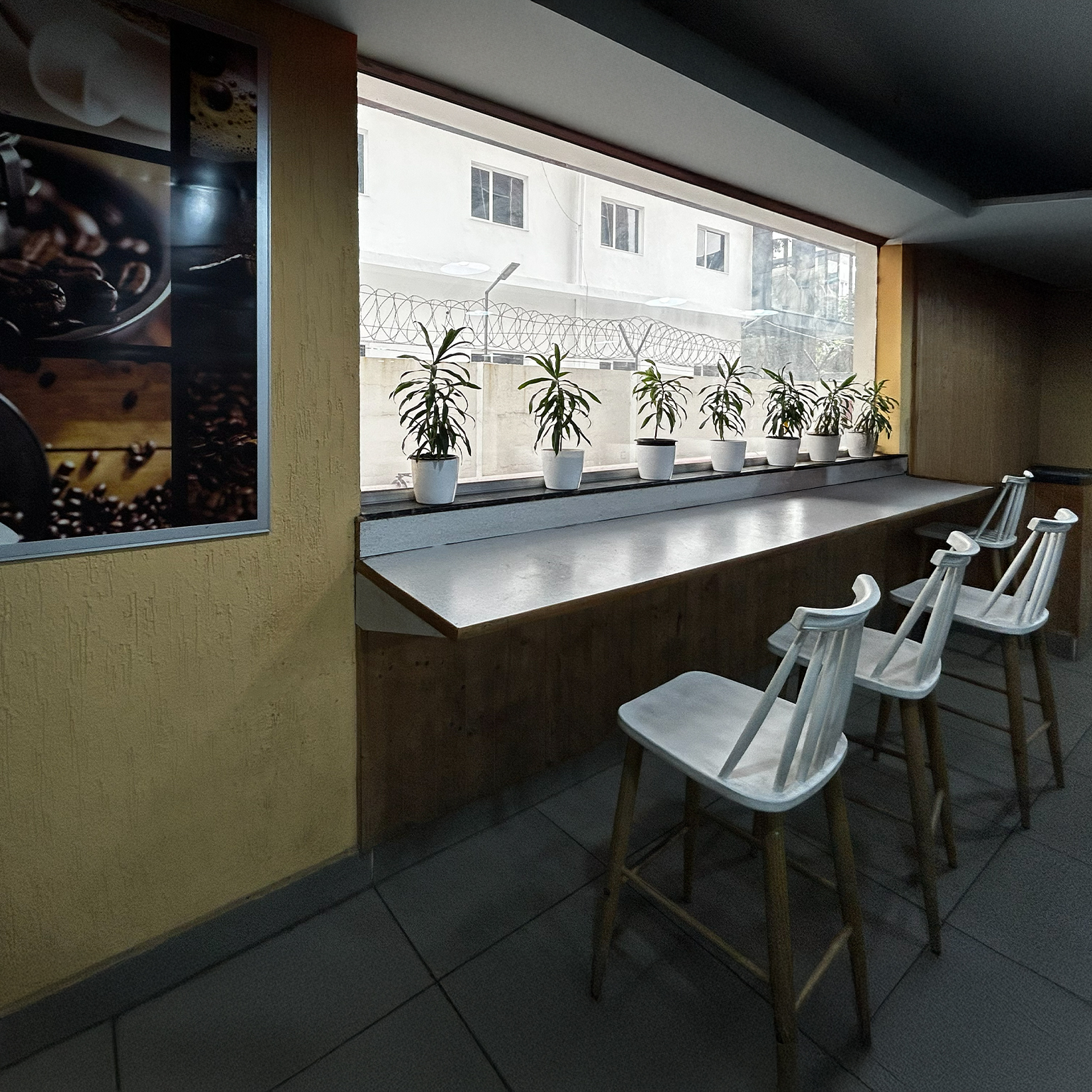 Comfortable dining space for members at Worknomic